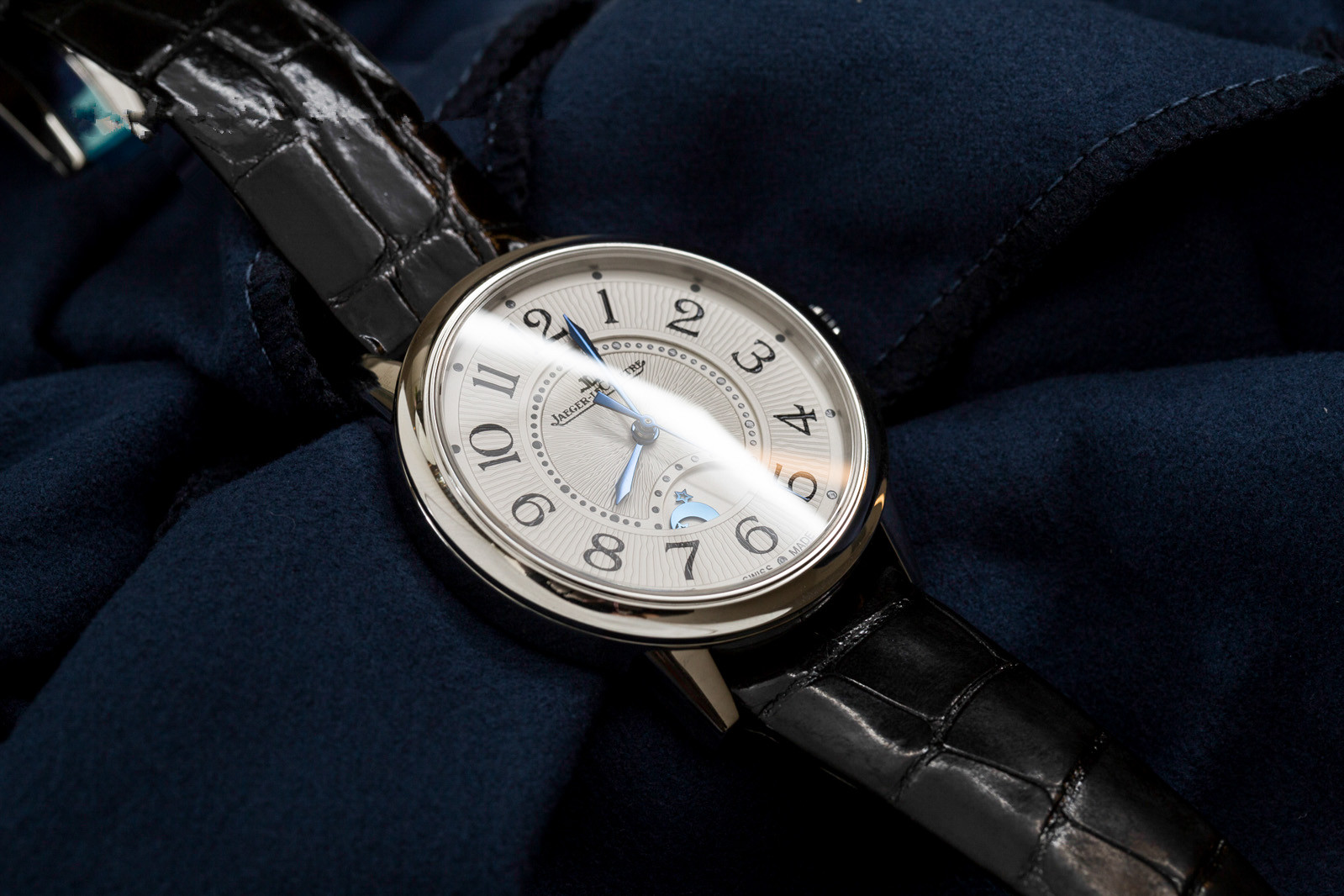 Jager-LeCoultre replica watches with white dials are in high quality.
